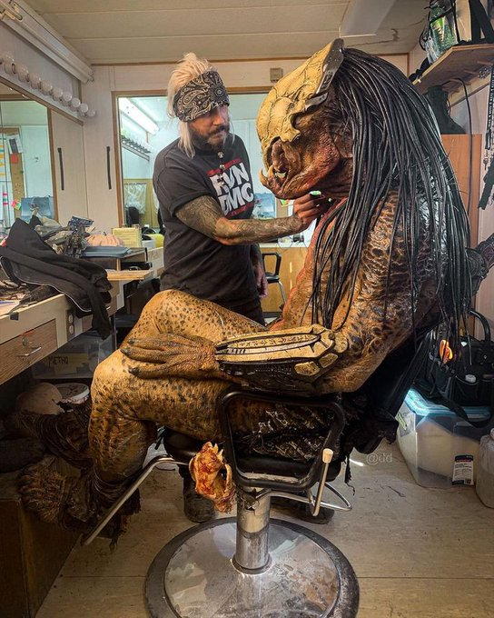 Bazı ikonik korku filmlerinin perde arkasındaki kostümler 🧵
(Hassas Olanlar Okumasın)

1. Dane DiLiegro "Prey" (2022) filminin perde arkasında Predator kostümüyle.