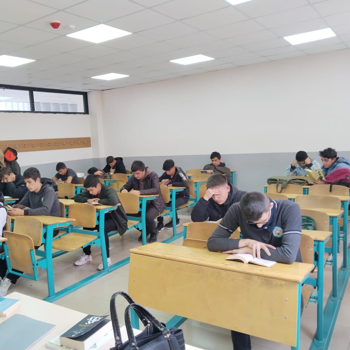 sivasmtal58's tweet photo. Öğrenci, aile ve okul iş birliği ile; Sivas’ta kitap okuma seferberliği sabah okulda başlıyor, akşam evde devam ediyor.
#SabahOkuldaAksamEvde 
#SivasOkuyor
@tcmeb
@Yusuf__Tekin
@sivasmem
@valisimsek
@necatiyener_ https://t.co/MD5Vl5Wvpz