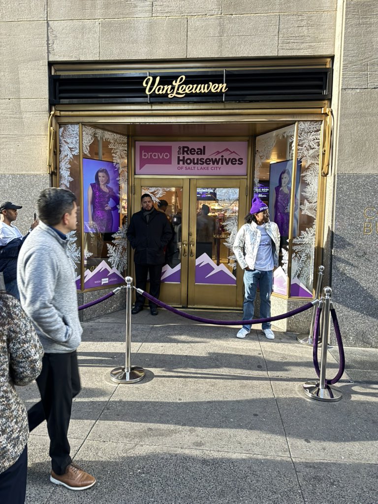 RobertsTrvlTips's tweet image. #rhoslc SERVING…. Ice cream @vanleeuwen @bronwynnewport #marycosby #angiek