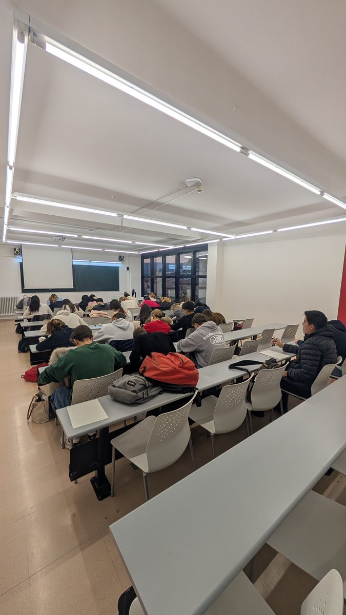 A les classes d'ahir i d'avui he improvitzat un petit aparcament pels mòbils dels meus alumnes 🅿️📱

La intenció era poder fer una pràctica amb paper i boli, old school. Però en realitat el què volia és que utilitzessin el seu cervell i no la IA 🧠