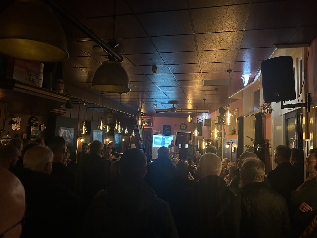 Volle bak bij de inwonersbijeenkomst vanuit de provincie over Kanaal Almelo-De Haandrik in Vriezenveen vanavond. Er blijkt toch meer onderhoud nodig aan de oevers van het Kanaal, terwijl mensen hier al zoveel hebben meegemaakt.