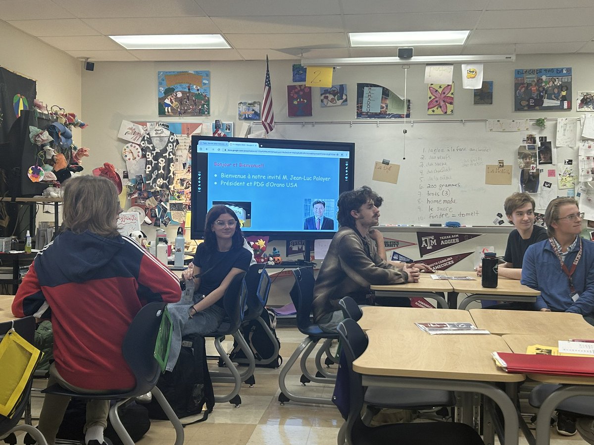 It was an honor to meet and hear Jean-Luc Palayer (President/CEO of Orano USA) present to Elizabeth Barry’s French 4 Honors class today! What an amazing opportunity for our students!  
#EveryStudent @MrHawk731 <a href="/ORHS_Wildcats/">Oak Ridge HS</a> 🐾