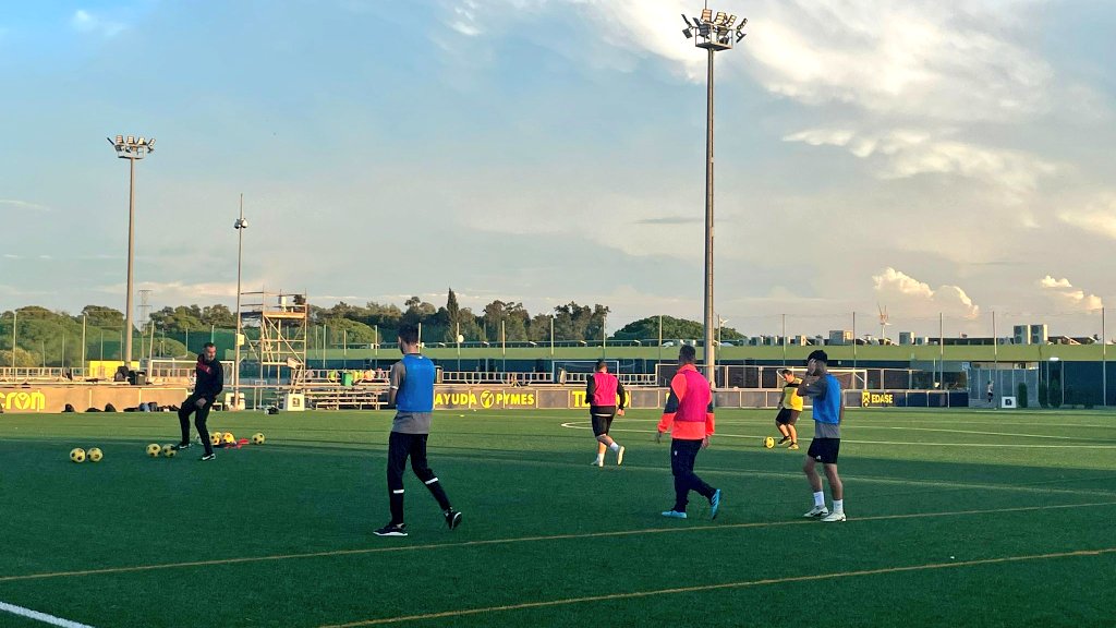 📸 Clase Presencial del Curso #UEFAC 107 de #Cadiz
👏Agradecimiento al <a href="/Cadiz_CF/">Cádiz Club de Fútbol</a> por la cesión del campo en la Ciudad Deportiva Bahía de Cádiz.
⚽Nuestros #ProfesCEDIFA <a href="/Jesus_Acal/">Jesus A.</a> y <a href="/hugoalbertovaca/">Hugo Vaca</a> dirigieron una exitosa clase con la asistencia de 77 alumn@s <a href="/RFAF/">RFAF</a>