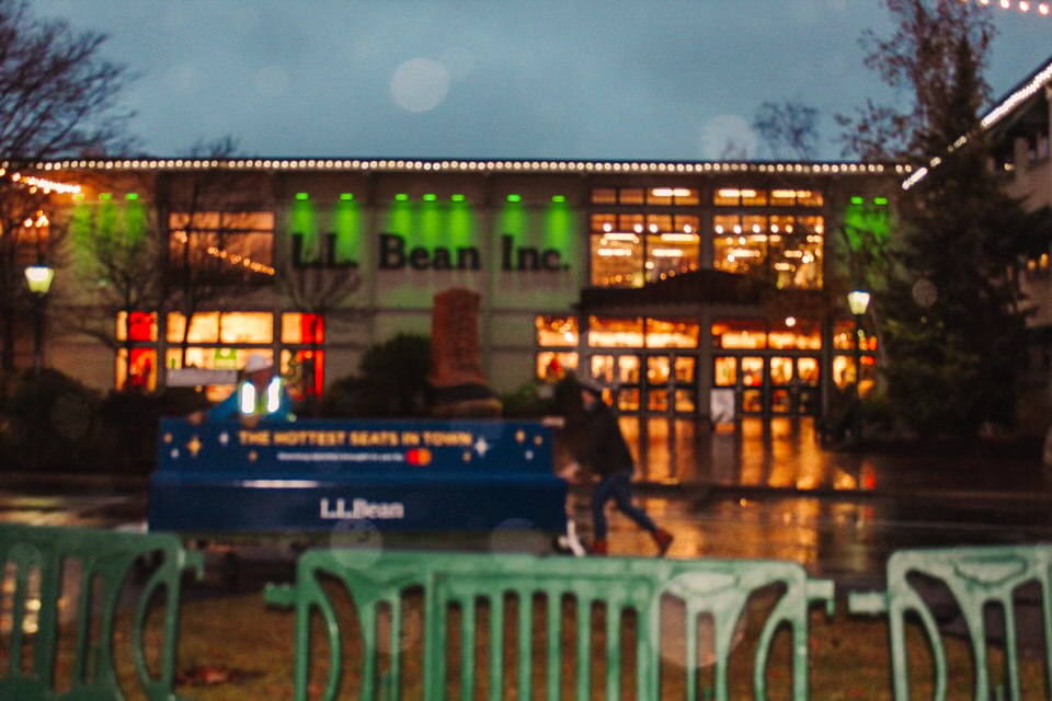 Northern Lights at L.L.Bean is back! 🔥 Dragon Seats is heating up the winter wonderland with cozy benches. ❄️☃️ Freeport, Maine, Nov 22nd-Dec 29th. 🎄 

#DragonSeats #LLBean #NorthernLights