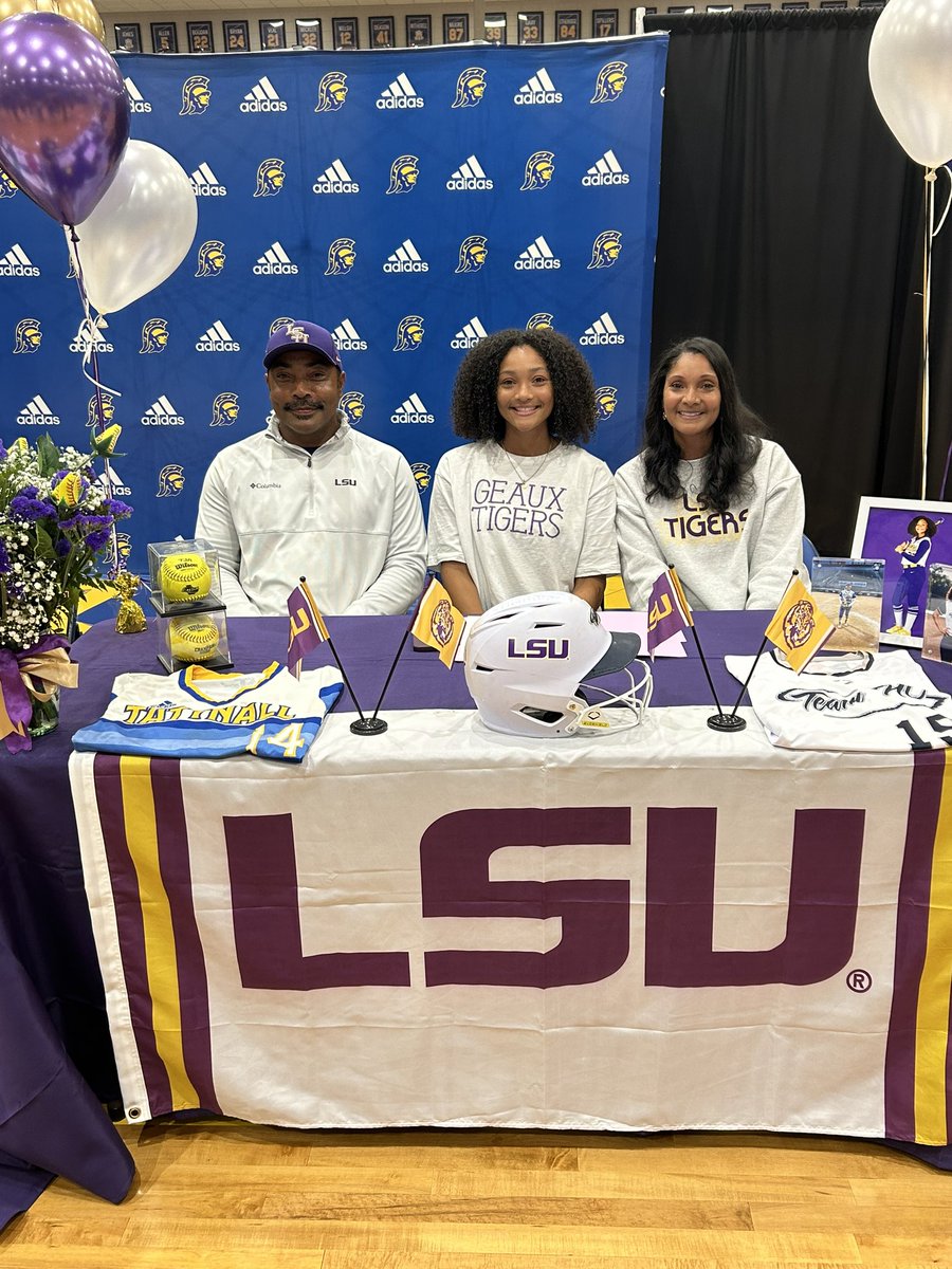 BeluetoScott's tweet image. Congratulations to @ApplingGradie for signing her letter of intent to play collegiately @LSUsoftball ! @tattnallsports