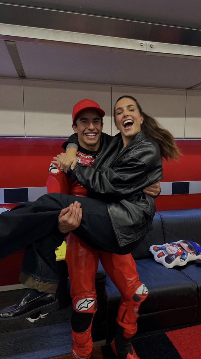 ᅠ

ᅠᅠ

ᅠᅠ 
           Me gusta el rojo 😁❤️ -•••
           Primar día trabajando y conociendo
           al nuevo equipo. ✊🏻
ᅠᅠ

ᅠᅠ

ᅠᅠ