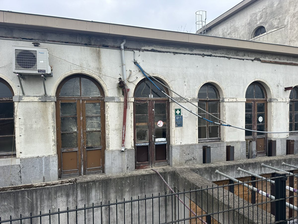 Het station van <a href="/VilledeMons/">Ville de Mons</a> zou oorspronkelijk 37 miljoen € kosten… Het werd 480 miljoen €
In <a href="/StadTienen/">Stad Tienen</a> ligt het station <a href="/NMBS/">NMBS</a> er ondertussen zo bij… 
Werk aan de winkel <a href="/JonathanHolslag/">Jonathan Holslag</a> !