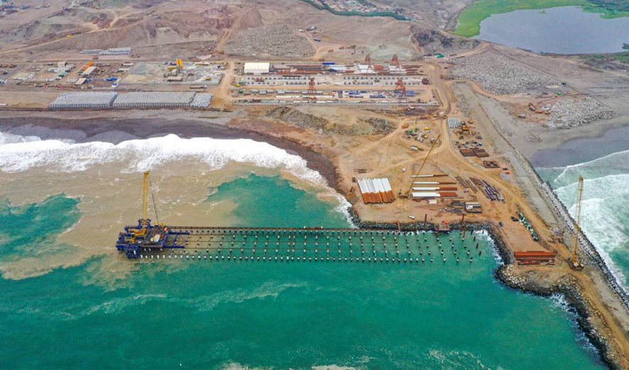 Ecuacargas's tweet photo. 🌊🚧 **Un paso más hacia la grandeza**: En **diciembre de 2023**, se completó el **relleno del rompeolas principal** del **Puerto de Chancay**, consolidando su infraestructura para liderar el comercio marítimo en la región. 🚢✅
📸 **#PuertoDeChancay #ProgresoQueInspira https://t.co/hZq91aW2Hh