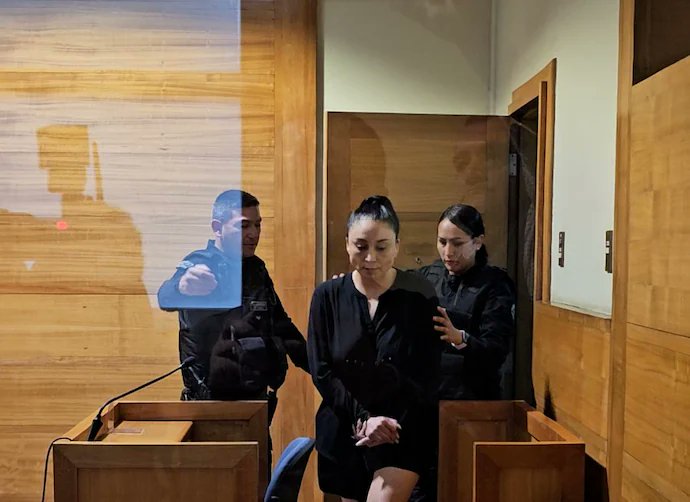 JoviNomas's tweet photo. Mientras los medios sólo hablan del Caso Monsalve, se confirman alerta internacional para dar con Susan Alarcón Rubilar @RNchile, imputada en el Caso Convenios en La Araucanía quién no se presentó para cumplir prisión preventiva. https://t.co/pc3zjDNQls