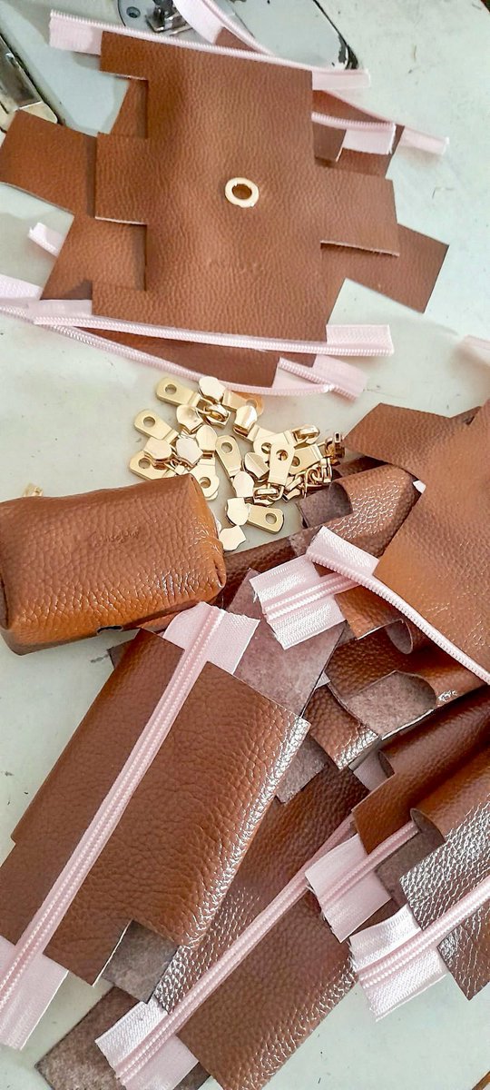 PoisePup's tweet photo. ✨ Beauty in the making 🤩 This is a little behind the scenes of our ‘Bella Rose’ buttery soft Italian leather waste bag holders, handmade with love 💕 ✨

Shop Now 🛍👉 https://t.co/OdEc1U9HIu

#poisepup #handmadewithlove #doggifts #doggiftideas #wastebagholder #DogLovers https://t.co/SyfPkPieWA