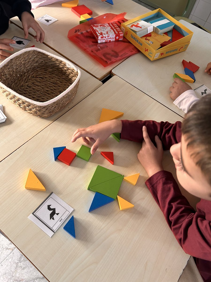 BeatrizCerdan's tweet photo. Talleres  rotativos de mates en 2º con las familias. ⬇️
Tangram
Tirar 2 dados y contar en el papel milimetrado a ver quién lo rellena todo antes.
Forma figuras con regletas y cuenta.
Rummicub. https://t.co/QNsI6OAZQp