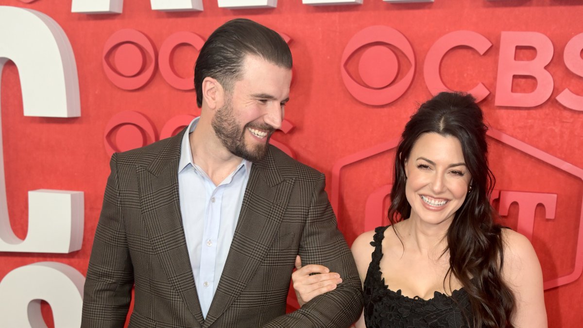 Watch: Sam Hunt Reveals Wife Is Pregnant With Baby No. 3 | B93.9 b939country.iheart.com/content/2024-1…