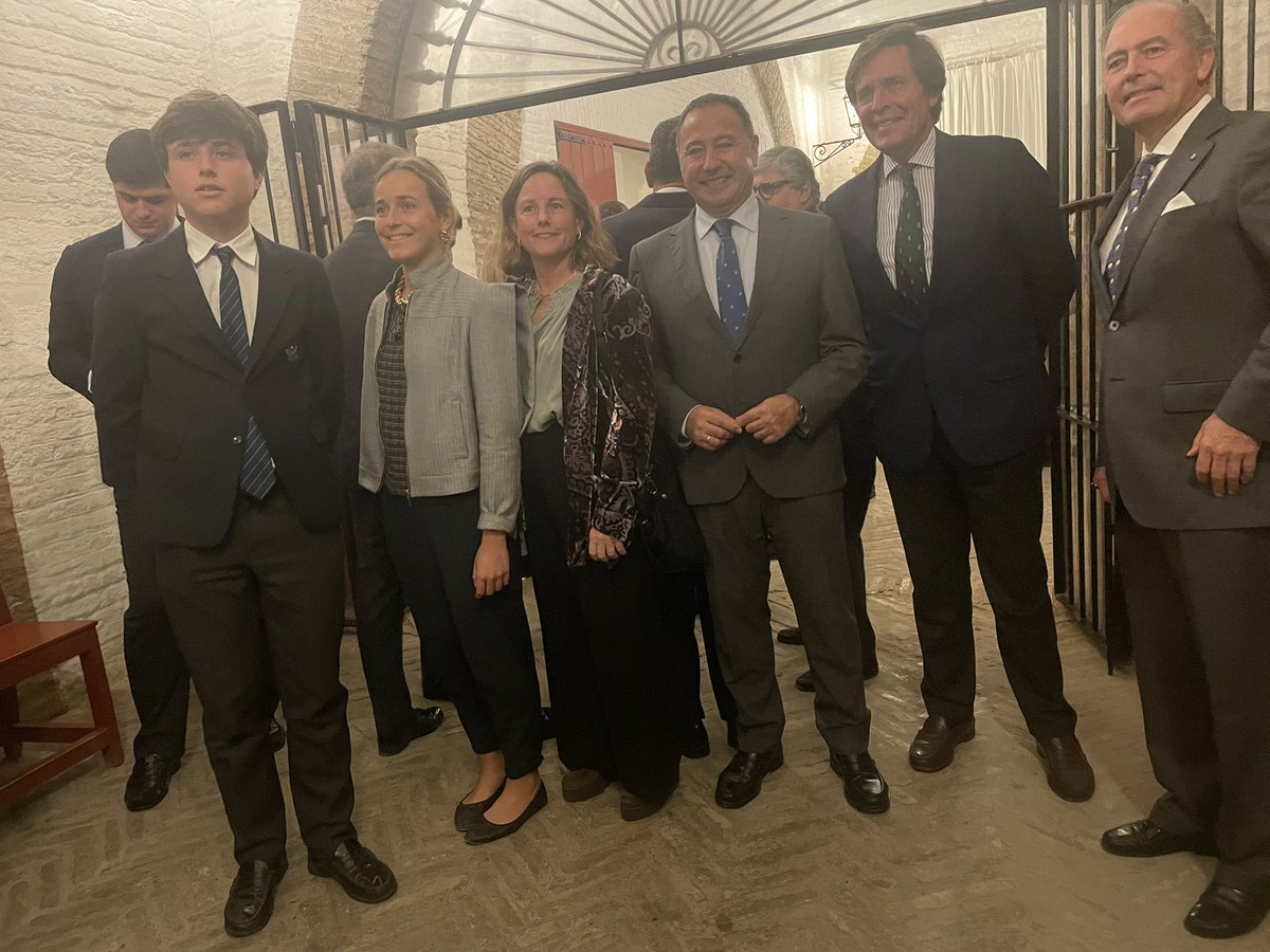 Ricardo Sánchez (@ricardos2019) on Twitter photo Enhorabuena a los galardonados por la <a href="/TTUSevilla/">TERTULIA TAURINA US</a>: <a href="/DavilaMiura/">Eduardo Dávila Miura</a> y @Javier Zulueta y Antonio Leal, merecedores sin duda de este reconocimiento.
Fundamental la labor que hacéis por el futuro de nuestra cultura taurina difundiéndola y acercándola a la juventud sevillana.
Enhorabuena Enhorabuena a los galardonados por la <a href="/TTUSevilla/">TERTULIA TAURINA US</a>: <a href="/DavilaMiura/">Eduardo Dávila Miura</a> y @Javier Zulueta y Antonio Leal, merecedores sin duda de este reconocimiento.
Fundamental la labor que hacéis por el futuro de nuestra cultura taurina difundiéndola y acercándola a la juventud sevillana.
Enhorabuena