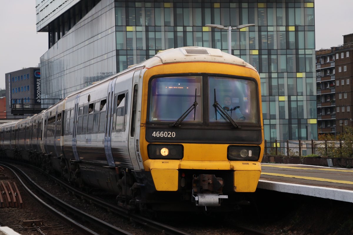 typicaldullname's tweet image. Here&apos;s something I haven&apos;t noticed up until recently  

The Class 465s, and 466s respectively have the British Rail double arrow etched into the running lights 

Collecting a light unit from a Networker would be so cool because of that little detail