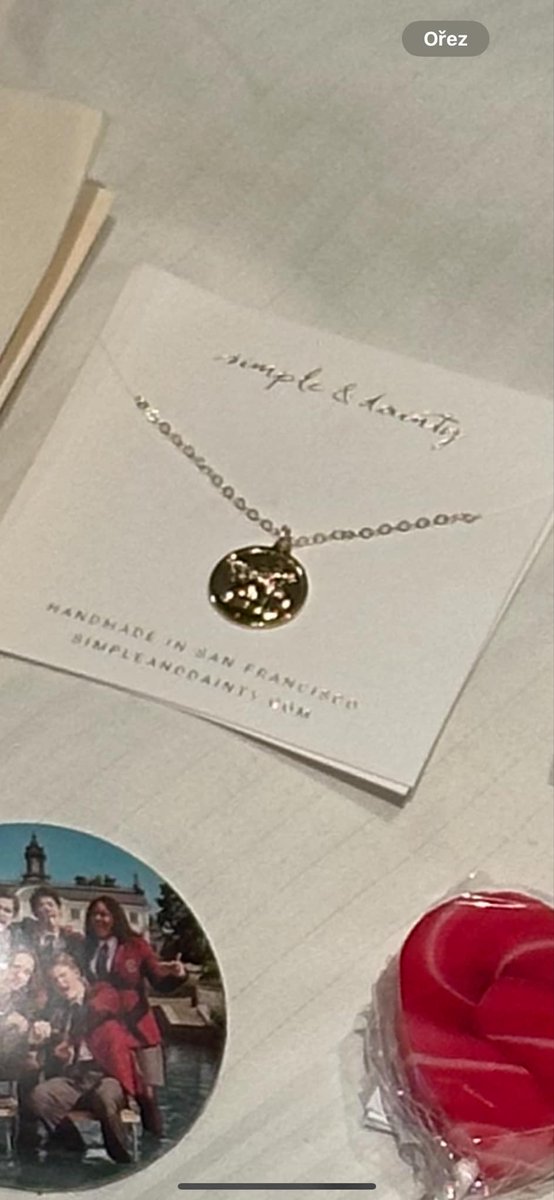 StrongCurly's tweet image. Do we know anything about necklace Omar wearing in this live ? It looks like a lot like golden necklace i gave him in Amsterdam 🧐🥺👀 but i'm not really sure ..