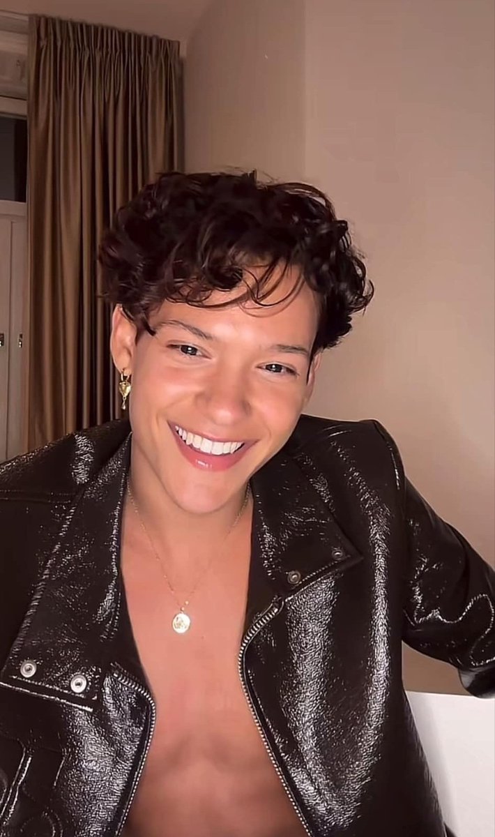 StrongCurly's tweet image. Do we know anything about necklace Omar wearing in this live ? It looks like a lot like golden necklace i gave him in Amsterdam 🧐🥺👀 but i'm not really sure ..