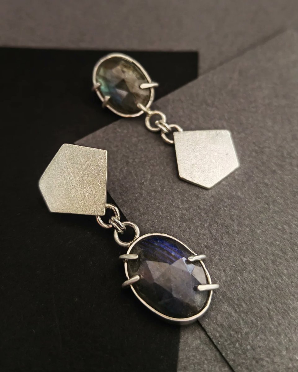 nerack9's tweet image. Es que las piedras naturales son bien bonitas 😍

📷 1: obsidianas arcoiris
📷 2: labradoritas facetadas

Ya saben que en #tianjoyería se trabaja con plata ley 950 y estas piezas son #diseñoúnico 😎