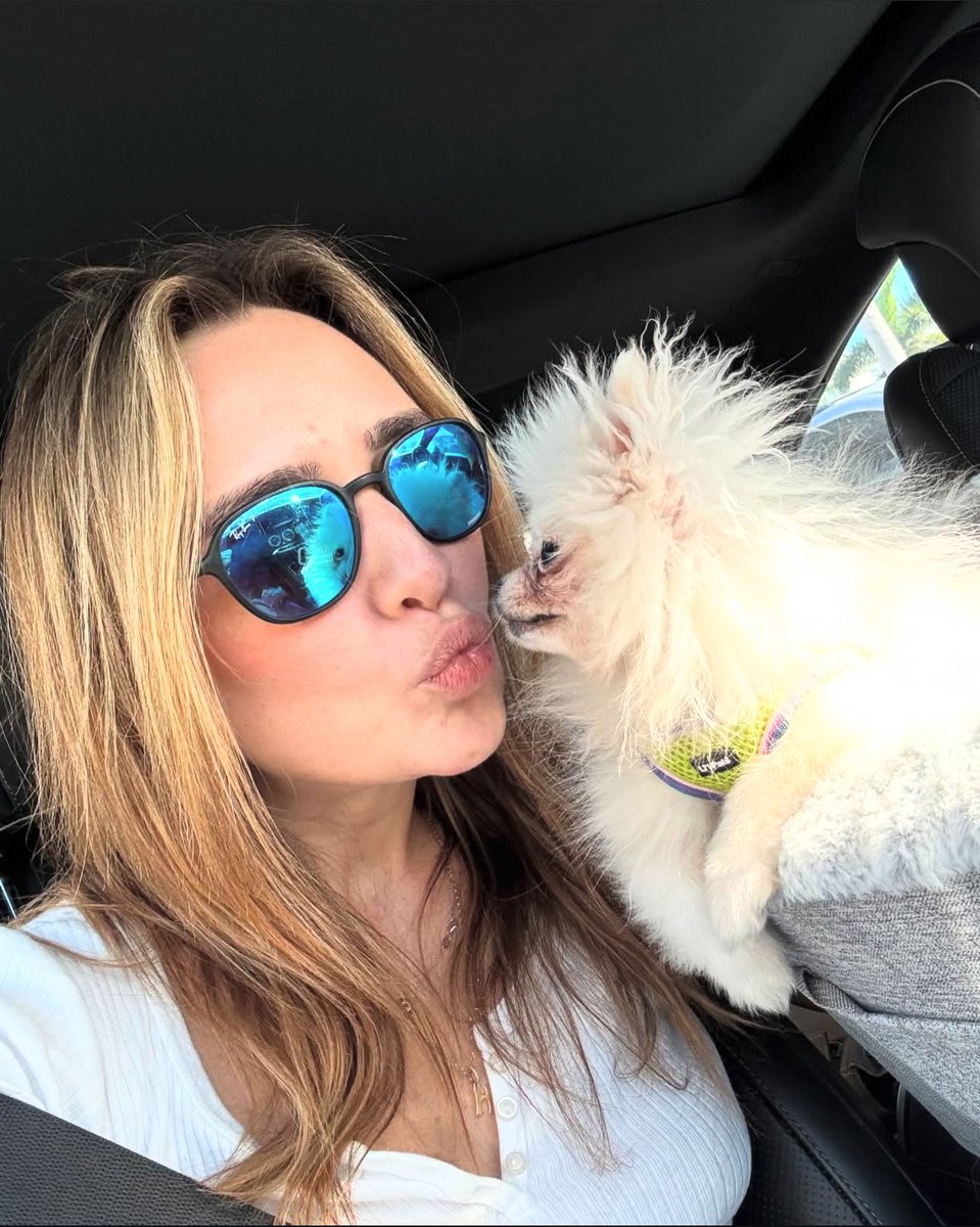 EvaScrivo's tweet image. 📷 Client Selfie 
Hannah Stella and her newly adopted fur baby, Winifred ✨
✂️ Andrew
🎨 Jaclyn

#blogger #writersofinstagram #cutandcolor #gracefulgrowout #evascrivosalons

evascrivo.com