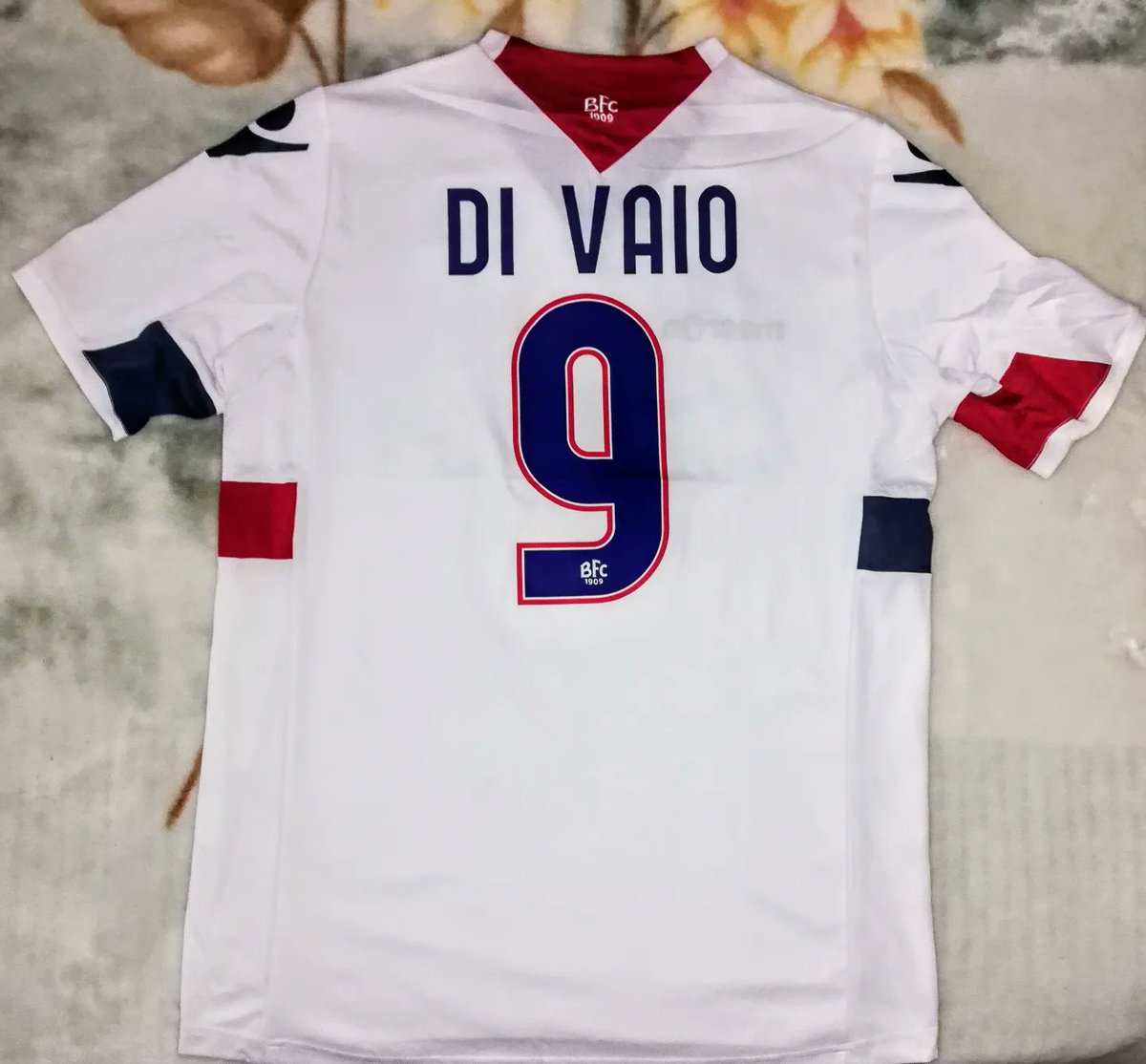 coliseumfs98112's tweet photo. 🔴🔵Match Worn Bologna 2011-12 Away Shirt. DI VAIO #9

#bolognafc #bologna #seriea #calcio https://t.co/xHFXeTKwce
