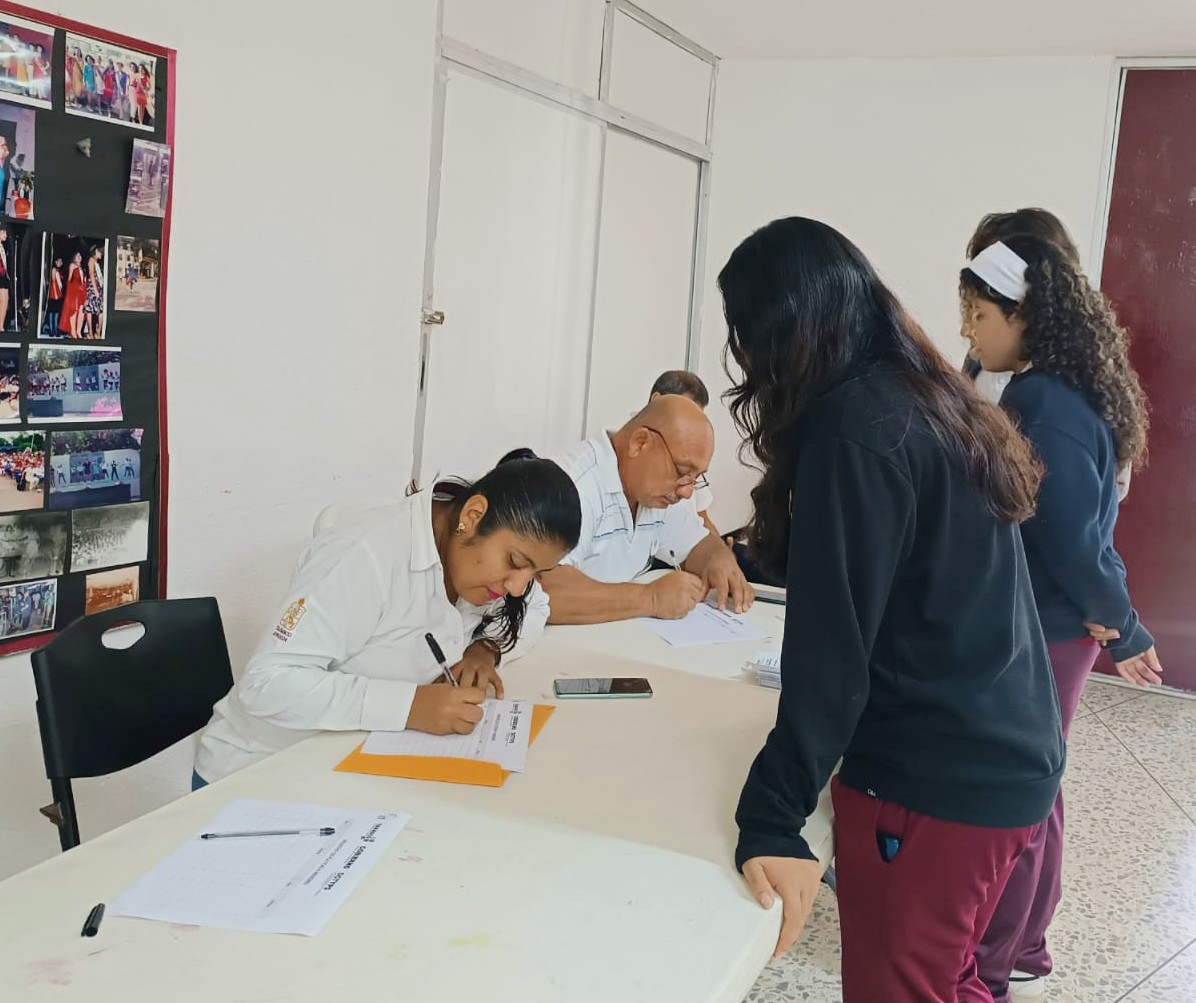 crojasrabelo's tweet photo. La Dir Gral del Trabajo y Previsión Social inició esta semana una serie de pláticas con estudiantes de educación media superior con el objetivo que conozcan  derechos y obligaciones laborales para menores de edad q desean laborar. El 1er requisito siempre será q estén estudiando https://t.co/ov7FOXlALF