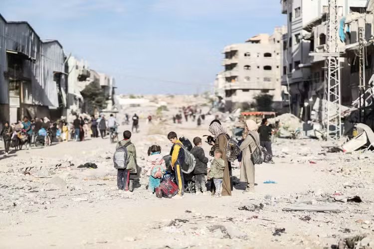 Photo prise le 17 novembre 2024 à Jabalia, nord de Gaza, par ABDUL RAHMAN ABU SALAMA/SIPA. Selon la légende, "il s'agit de "Palestiniens qui fuient après une opération de l'armée israélienne". Sur cette photo, de très jeunes enfants, avec leurs sacs d'école (détruite). Honteux...