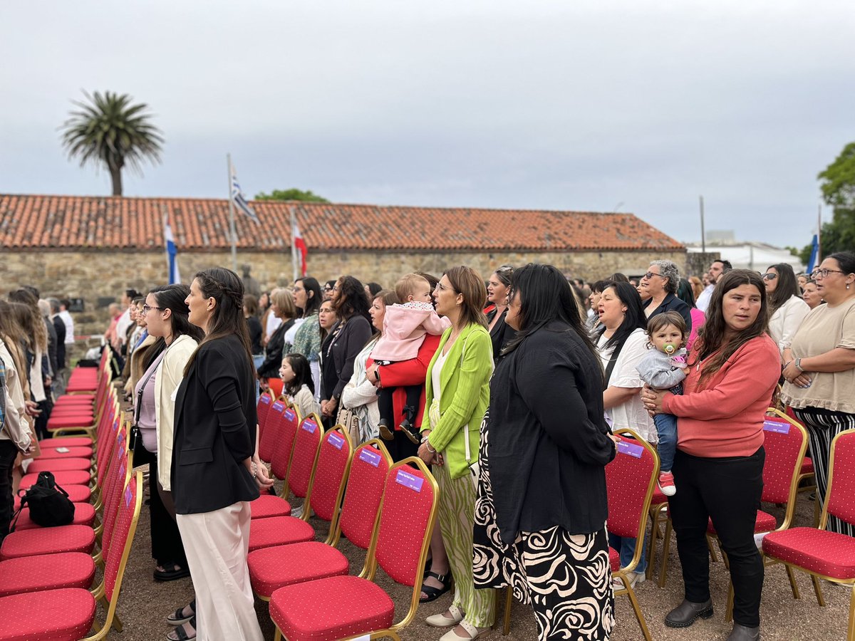 La ceremonia de hoy reconoce a quienes rindieron la prueba Docente Acreditado en 2023 o realizaron el trámite de convalidación de maestría y doctorado.

Mediante ambos mecanismos, maestros y profesores han accedido al reconocimiento universitario de la Formación Docente, un hito