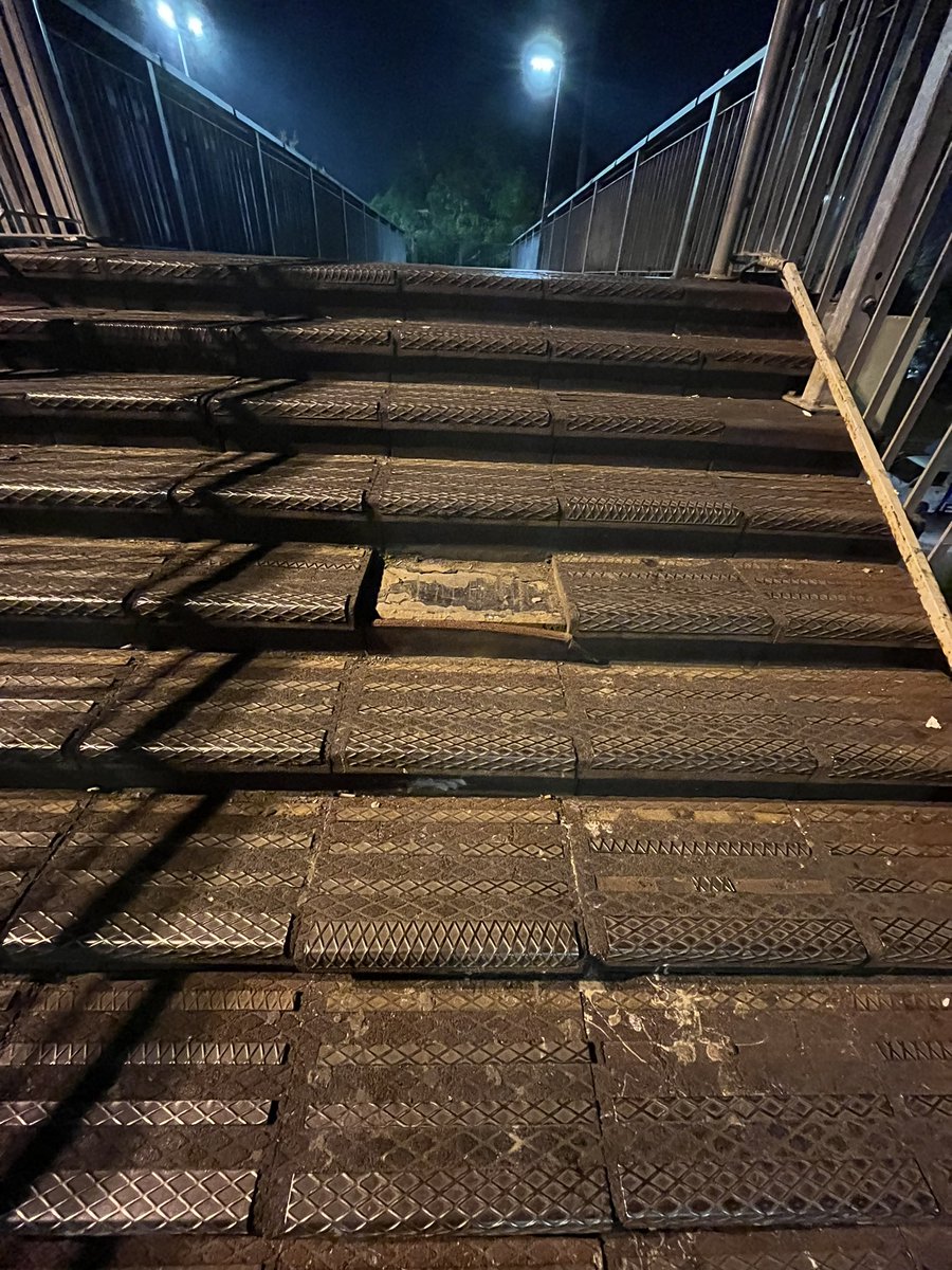 Ayvansaray Eyüpsultan metrobüs durağının üst geçidindeki merdivenler dökülüyor 1 aydır bu şekilde ne düzeltme var ne de yenileme çalışması! Ayrıca yaşlı ve engelli vatandaşlar için asansör yapmayı neden düşünmüyorsunuz? <a href="/IBBcozummerkezi/">İBB Çözüm Merkezi</a> <a href="/Dr_MBulentOzmen/">Dr. Mithat Bülent Özmen🐾</a> <a href="/ekrem_imamoglu/">Ekrem İmamoğlu</a>