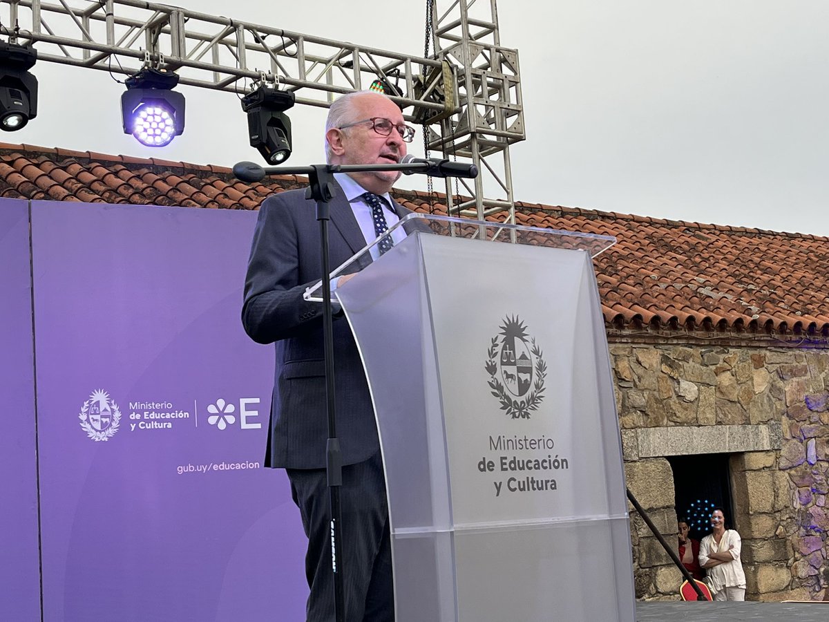 <a href="/MEC_Uruguay/">Ministerio de Educación y Cultura</a> <a href="/BaroniGonzalo/">Gonzalo Baroni</a> <a href="/MaldonadoUY_/">Intendencia de Maldonado- Para seguir adelante</a> 🗣️ Escuchamos ahora las palabras del Ministro de Educacion y Cultura, <a href="/pdasilve/">Pablo da Silveira</a>.

“La mayoría de los docentes que obtuvieron el reconocimiento universitario son del interior, por esto nosotros quisimos ir a donde estaban los docentes que habían obtenido este logro. 

Para lograr