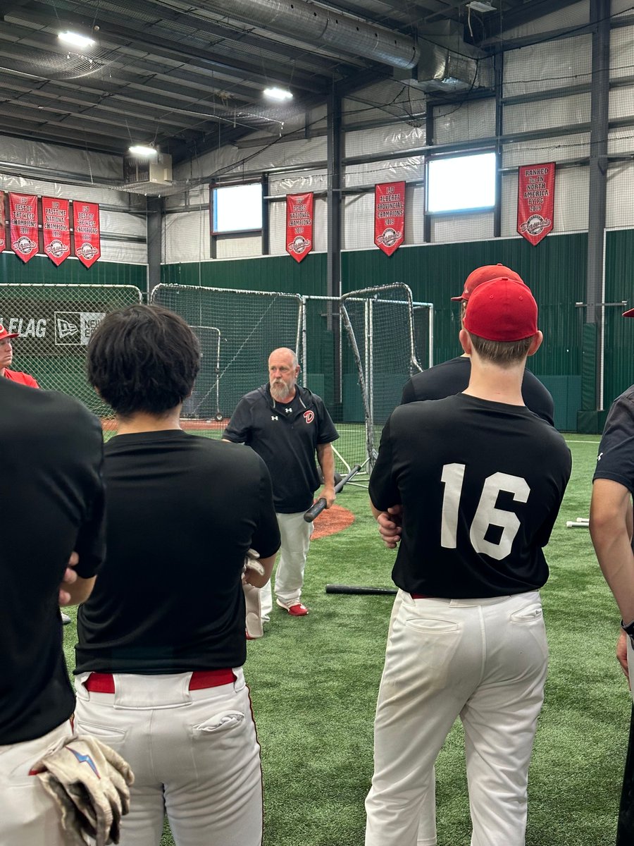 DawgsAcademy's tweet photo. Matt Stairs talking hitting with our Dawgs
#dawgs #baseball #hitting #hitters #chalktalk #developyourgame https://t.co/plLrUcZTfW