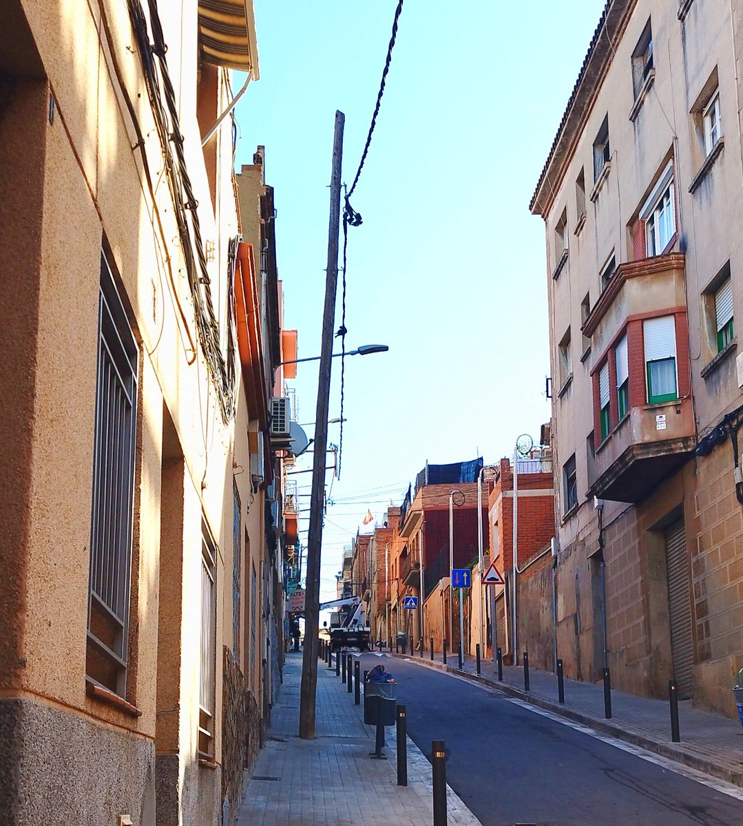 Carrer Roger de Llúria #SantaColomadeGramenet anys i anys més de 70 i el pal de la llum al mig de la vorera resisteix impedint el pas, nevi o plogui. 
Pot-ser en aquestes últimes reformes, ja li toca?