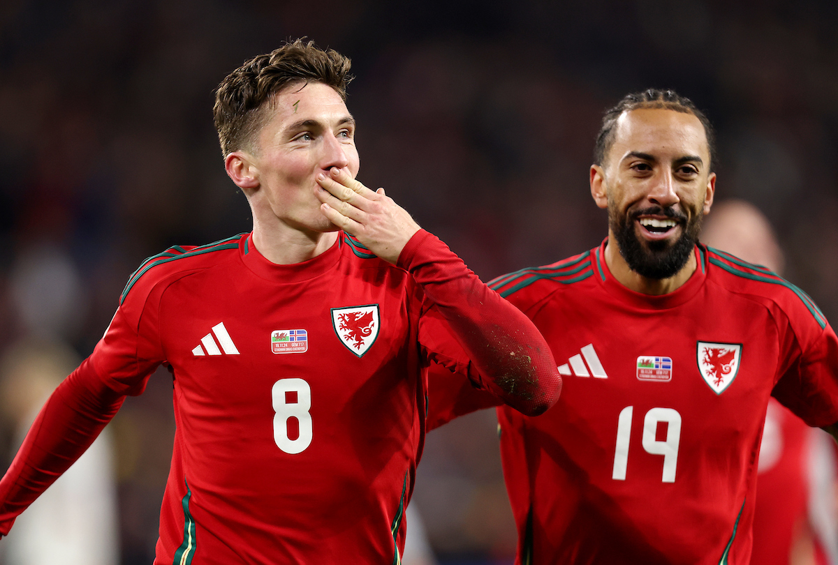 Harry Wilson celebrates scoring for Cymru against Iceland. 