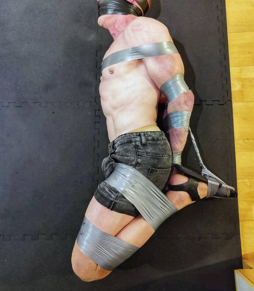 "The tape is over friend, I think I'll go to the store to buy more... Oh... don't worry, you come along with me... the luggage compartment awaits you!" 🤫