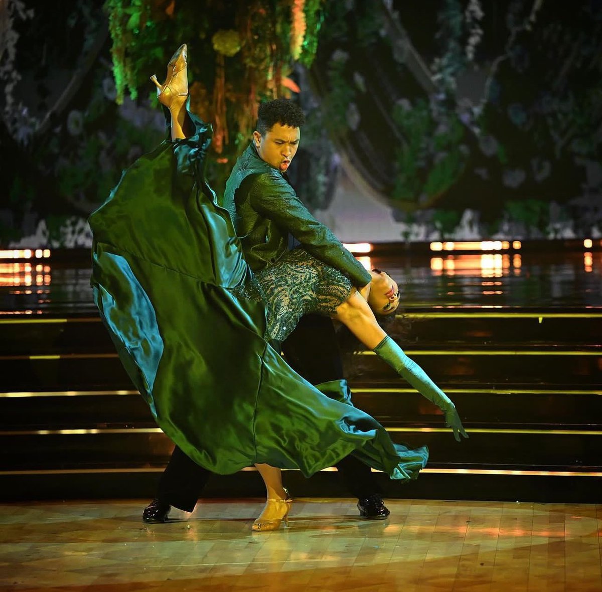 ImMegDonnelly's tweet photo. CCCMMOOONNN #CHANDLER #DWTS https://t.co/GG4P7EXxdv