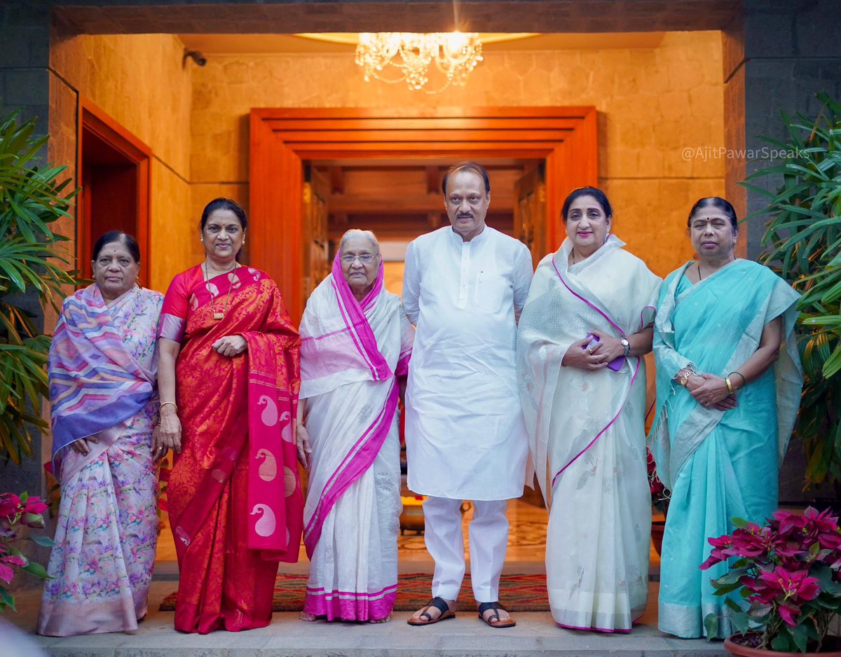 AjitPawarSpeaks's tweet photo. आज मतदानाचा हक्क बजावण्यापूर्वी आईचा आशीर्वाद घेतला.

#विजयी_भव_महाराष्ट्रवादी
#MaharashtraElection2024 https://t.co/J9lEtrBVJ1