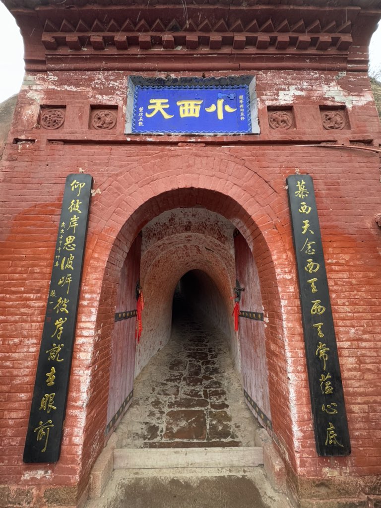 DarioSunDQ's tweet photo. 前两天去看了黑神话悟空的取景地之一山西的小西天，这个塑像确实是很壮观。导游说黑悟空火之前几乎没人来，结果国庆来了17万人，整个县城才8万人，直接挤爆了。 https://t.co/LRGBNR5cCW