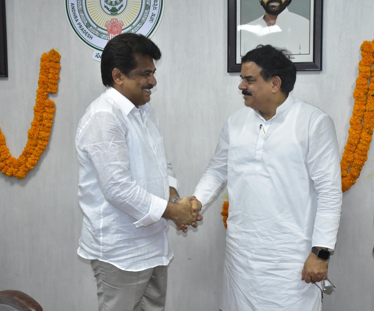 JSPSrinivasarao's tweet photo. ఏపీ మెడికల్ సర్వీసెస్ &amp; ఇన్ఫ్రా స్ట్రక్చర్ డెవెలప్మెంట్ కార్పొరేషన్ చైర్మన్ గా ఈరోజు #APMSIDC కార్యాలయంలో బాధ్యతలు స్వీకరించిన సందర్భంగా మంత్రివర్యులు
శ్రీ @mnadendla గారు కలిసి శుభాకాంక్షలు తెలియజేయటం జరిగింది. https://t.co/nJza5HuQp3