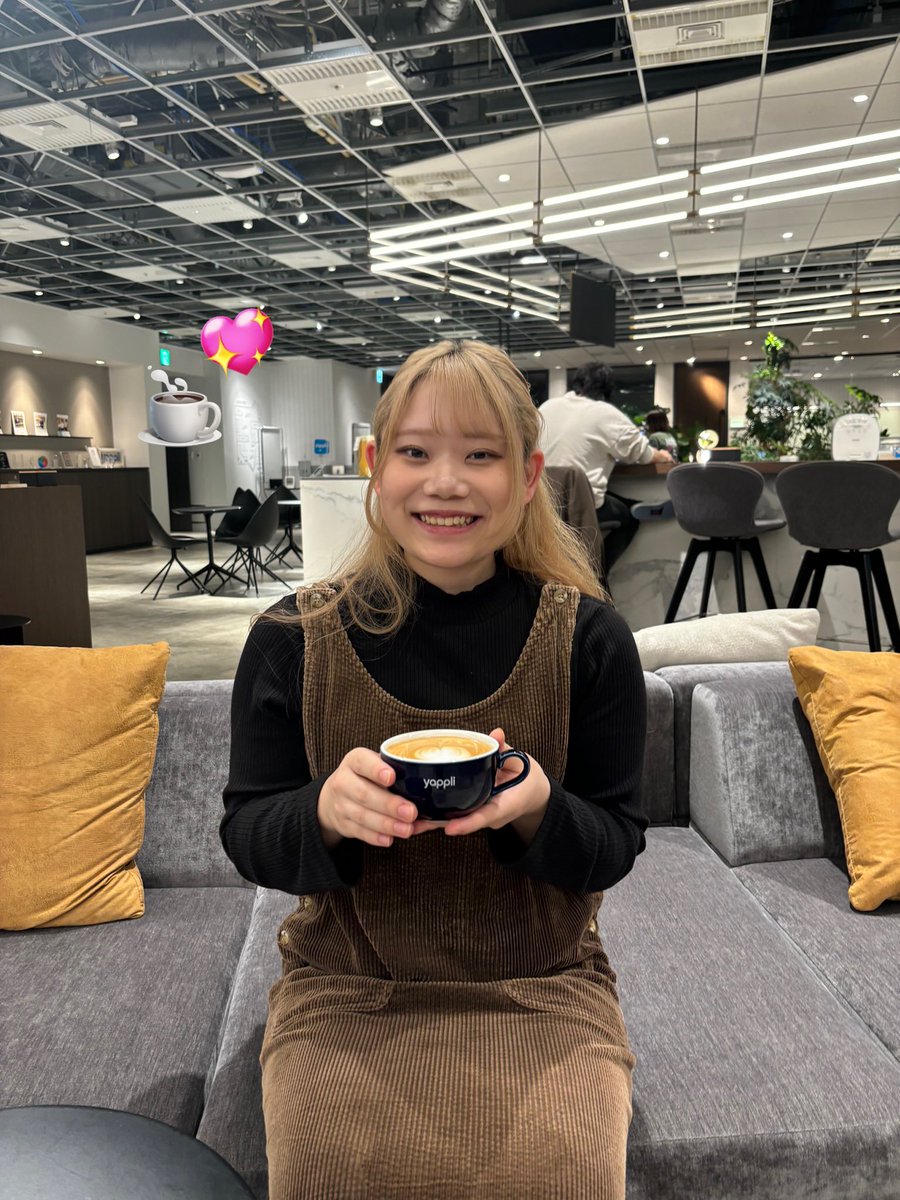 yappli_cafe's tweet photo. だいぶご無沙汰になってしまいました🙇‍♀️

🆕スタッフ！ヤプリカフェの「あやはちゃん」です。
フレッシュな笑顔でたくさんの人を癒して欲しいですね😉🫶

年末にかけてイベントが多くなってくるので���健康第一で乗り切れたらと思います💪🎄🎍

#オフィスカフェ #社内カフェ #yappli https://t.co/btUi4HLlxy