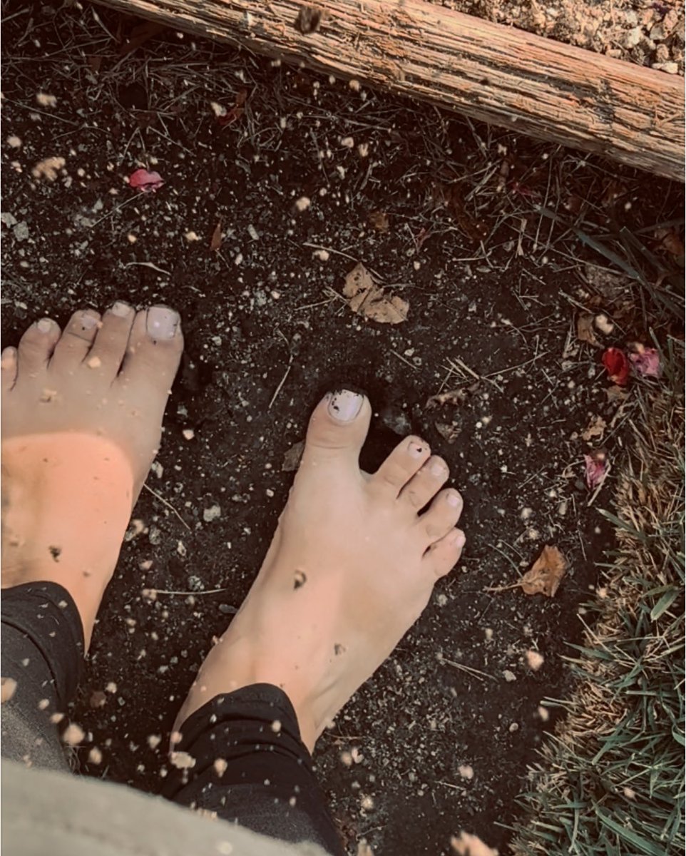 Dirty toes in the garden🍂

 #dirtyfeet #feetpicsforsales #feetworshi̇p 
#nailpolish #cutefeet 

Find my feet in the link:

app.feetfinder.com/userProfile/Lo…
