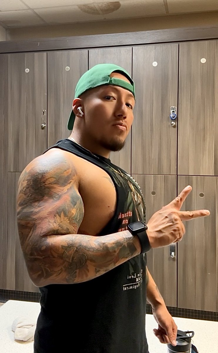 ElYeizon95's tweet photo. Putting extra werk on tha gunzzz 💪🏽😤🙂‍↔️
#greatworkout #gym #checkingin #biceps https://t.co/X5ZsAOAbK6
