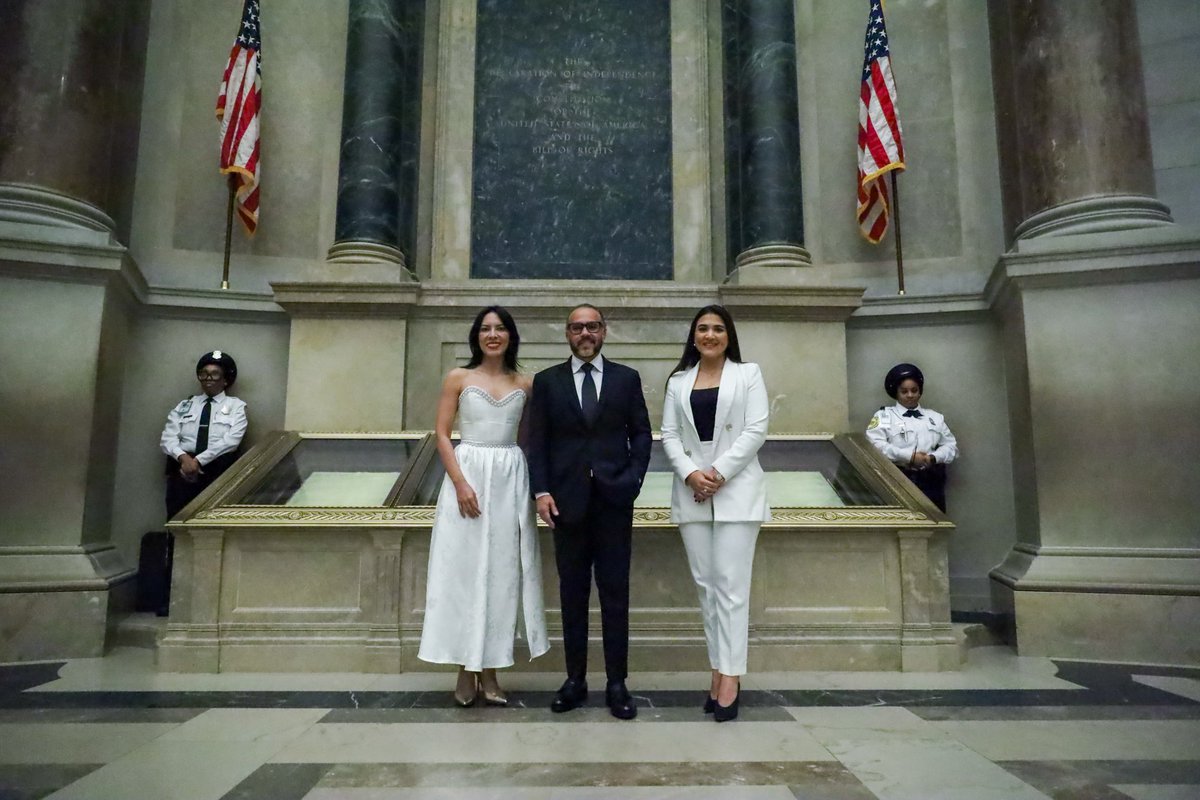 Esta noche, tuvimos el honor de compartir con los miembros de <a href="/SAL_Caucus/">U.S. El Salvador Caucus</a> del Congreso de Estados Unidos.

Nos alegra que los avances en seguridad de nuestro país, gracias a la visión del Presidente <a href="/nayibbukele/">Nayib Bukele</a>, estén siendo reconocidos a nivel internacional.

Agradezco
