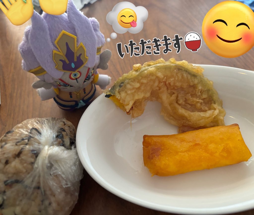 BOYISHLR_3GENMA's tweet photo. もうお昼時間帯だけど、ミニ時空神と一緒に朝ごはん🍙🍽✨️(※かぼちゃの天ぷら食べかけですいません🙏※)
#妖怪ウォッチ
#yokaiwatch
#時空神エンマ
#Infiniteenma
#推し活 https://t.co/cJLMnJ9dQy