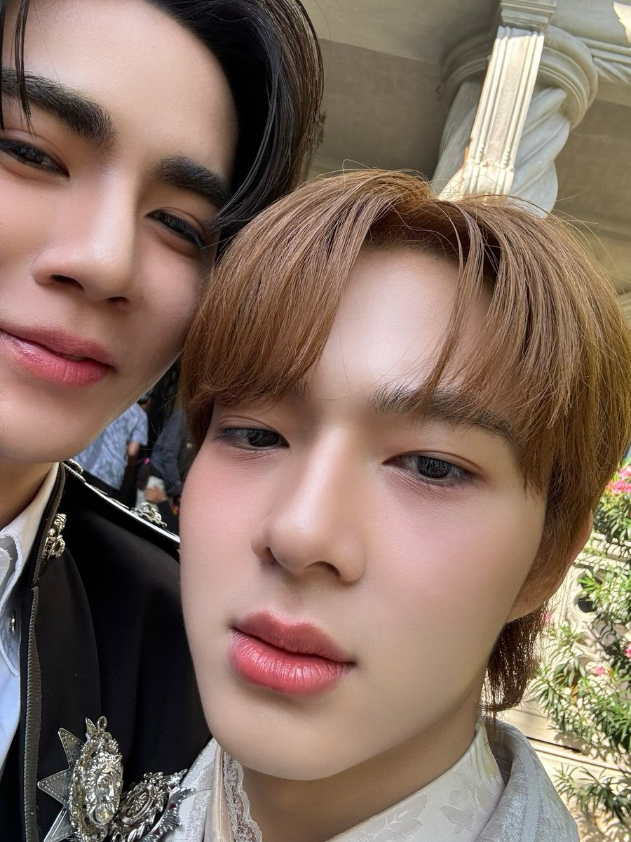 iLeang21's tweet photo. ถ่ายเซลฟี่     ❌
ถ่ายรูปกับ… ✅

อรุณสวัสดิ์ยามเช้าเพคะ มาบูสๆๆ เติมฟีล เรียกเอเนอจี้กานนนนน ฝากส่งกัมใจให้นักแสดงกันเยอะๆน้า 

The Next Prince Q18
#ข้ามฟ้าเคียงเธอQ18 https://t.co/DLVAMl9I7t