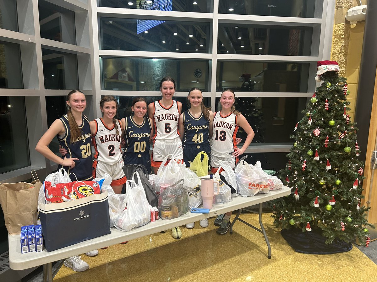 Together we achieve more! Great night of girls basketball and collecting canned goods for the upcoming holiday. <a href="/IGHSAU/">IGHSAU</a> <a href="/IHSAA/">IHSAA</a> #indianpride