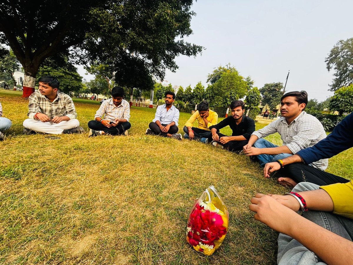 रानी लक्ष्मीबाई जी की जन्मजयंती( स्त्री शक्ति दिवस)के अवसर पर एबीवीपी लखनऊ विश्वविद्यालय इकाई द्वारा गांधी पार्क में लक्ष्मी बाई जी के जीवन संघर्षों पर चर्चा कर तथा उनके चित्र के सम्मुख पुष्पार्चन कर श्रद्धांजलि अर्पित की गई।
#ABVPlu