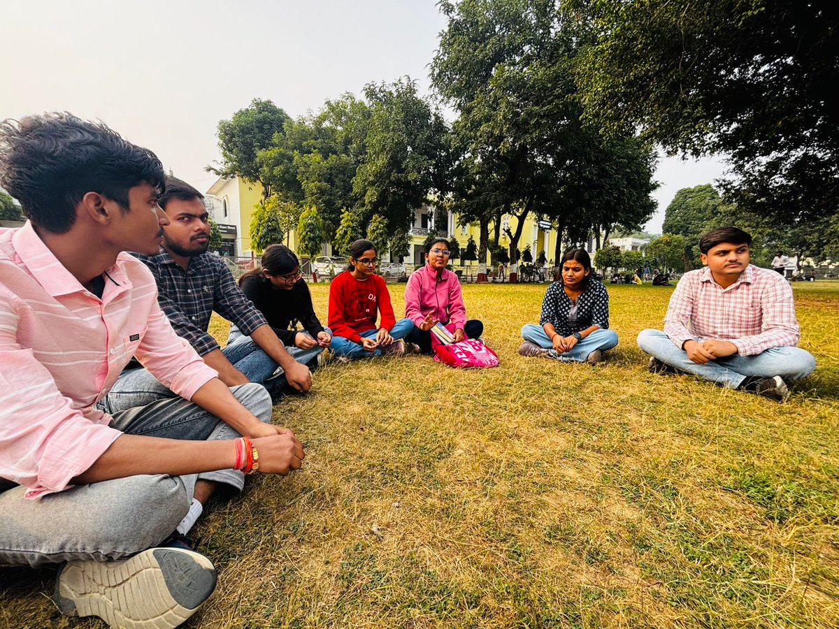 abvplu's tweet photo. रानी लक्ष्मीबाई जी की जन्मजयंती( स्त्री शक्ति दिवस)के अवसर पर एबीवीपी लखनऊ विश्वविद्यालय इकाई द्वारा गांधी पार्क में लक्ष्मी बाई जी के जीवन संघर्षों पर चर्चा कर तथा उनके चित्र के सम्मुख पुष्पार्चन कर श्रद्धांजलि अर्पित की गई।
#ABVPlu https://t.co/Z0pYKdLEWw