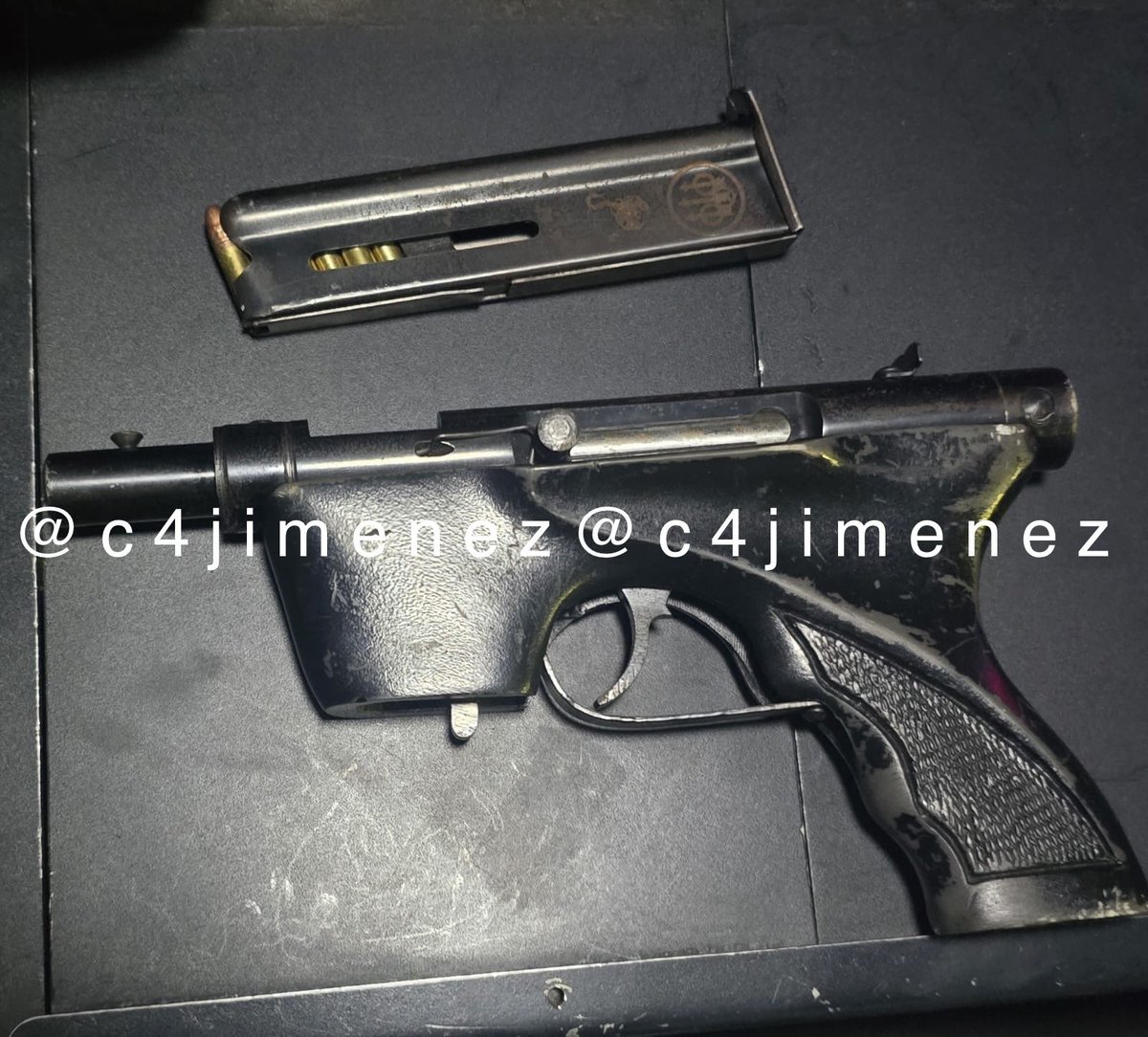 BAJAN BALAZOS a LA RATA
Ahí quedó muerto este ladrón.
Intentaba asaltar a un hombre en la peligrosa <a href="/Alc_Iztapalapa/">Alcaldía Iztapalapa</a> 
No se dio cuenta q llevaba escolta.
Disparó, pero lo enfrentaron… y así lo mataron.
<a href="/SSC_CDMX/">SSC CDMX</a> halló su arma, y apoyó a las víctimas.
<a href="/FiscaliaCDMX/">Fiscalía CDMX</a> indaga.