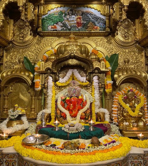 🌟वक्रतुण्ड महाकाय सूर्यकोटि समप्रभ।💫
 🌟निर्विघ्नं कुरु मे देव सर्वकार्येषु सर्वदा॥💫