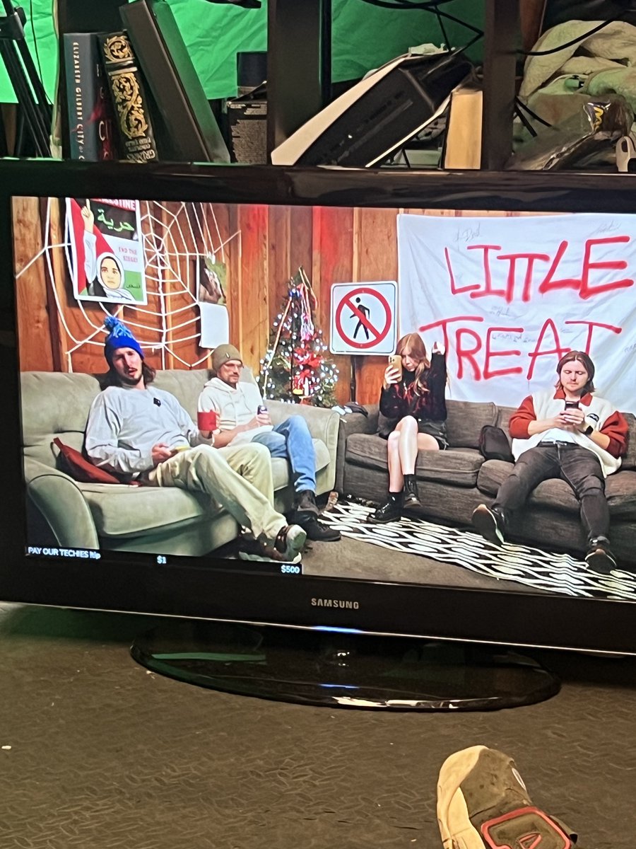 I was told we would be playing Monkey Ball and clowns will be coming through. 

No idea what to expect. Very excited. 

Come hang at 7pm pst :-) 

twitch.tv/littletreatpre…