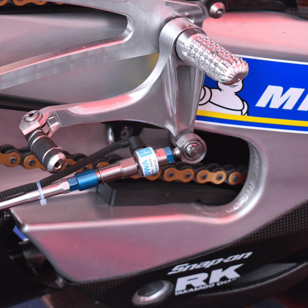 ホンダの青いナット。
キレイでカッコいい！
モトロックマンでも青いチタンナットを用意してます。