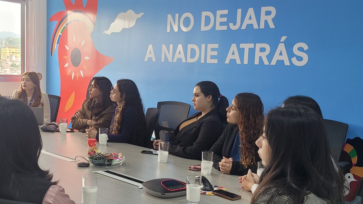 ONUHonduras's tweet photo. 🙌Recibimos la visita de estudiantes de @RRIISPS   @UNITEC_hn  con quienes dialogamos sobre el funcionamiento de Naciones Unidas, los desafíos globales y el compromiso de 🇭🇳 con los #ODS. 

Nos inspira ver jóvenes comprometido@s con el cambio✨. 

¡Gracias por su visita! https://t.co/NZhyQVYLvf